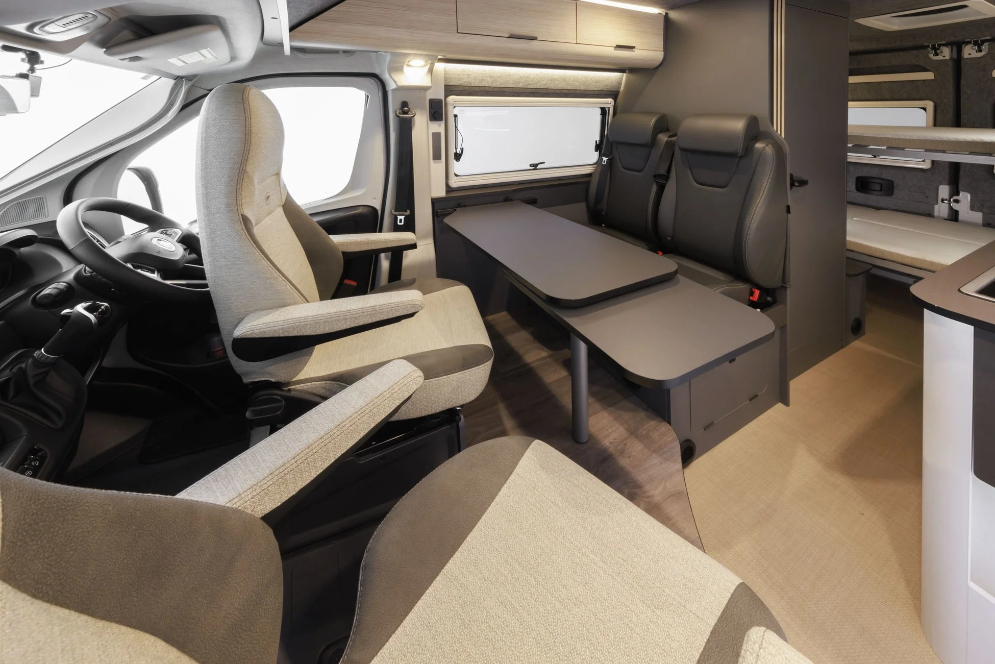 モダンなキャンピングカーの車内