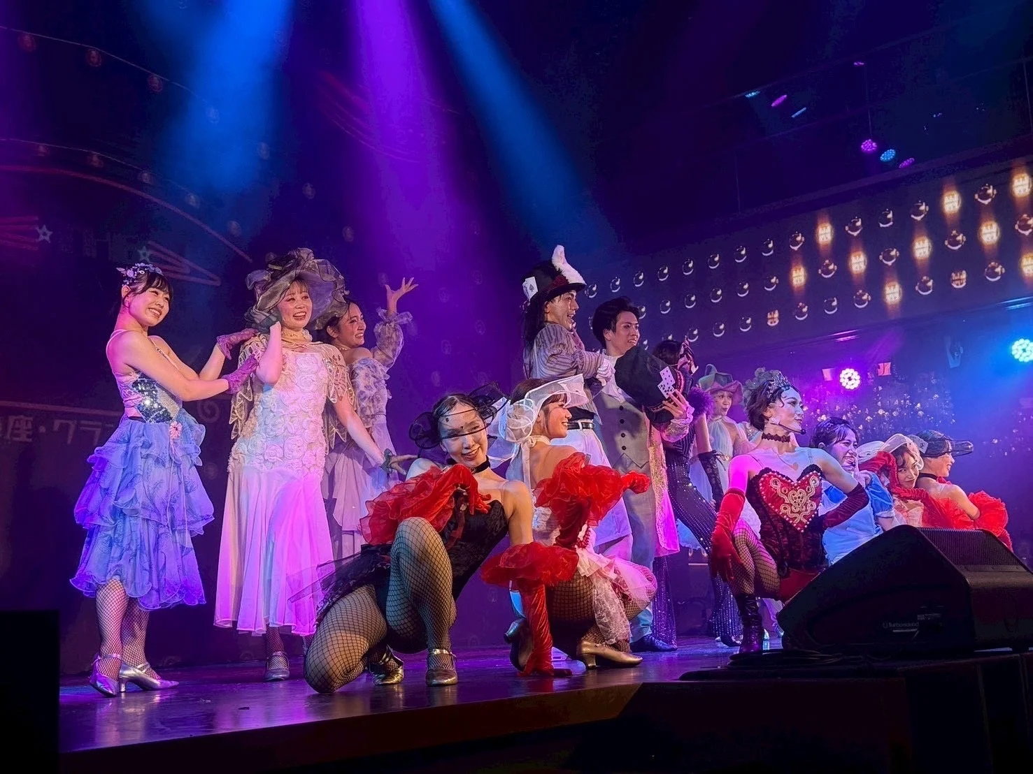 華やかなステージパフォーマンス