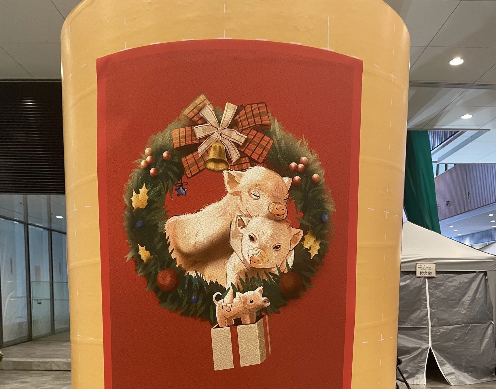 クリスマスリースと3匹の可愛らしい豚が描かれた装飾