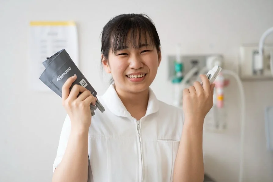 医療機器を持つ看護師