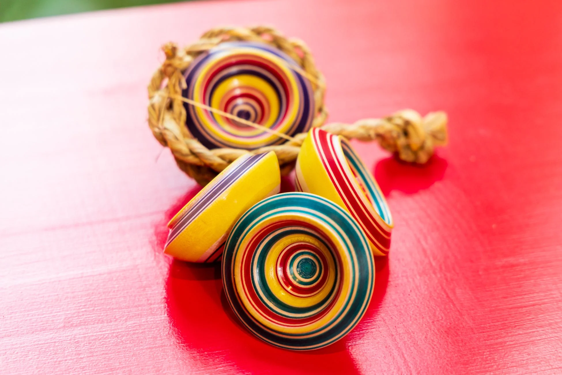 色鮮やかな木製の独楽がいくつか置かれている様子