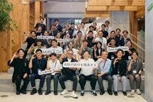 屋内での集合写真