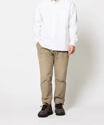 男性,ファッション,カジュアル,白シャツ,長袖シャツ,カーキパンツ,ベージュパンツ,チノパン,スニーカー,全身,コーディネート,無地