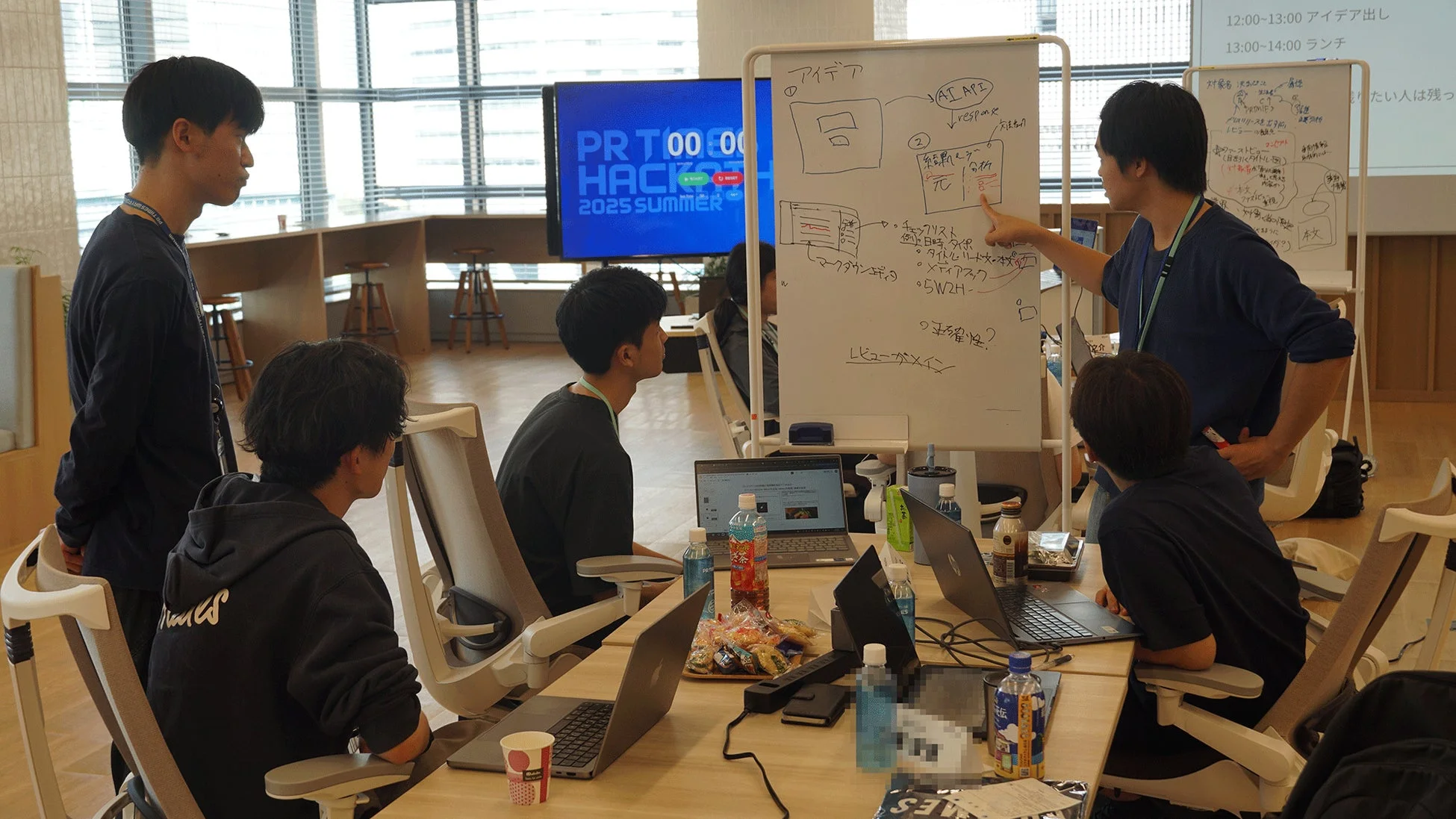 ハッカソンで議論するチームの様子