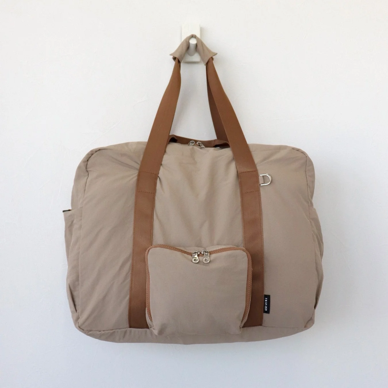 ベージュのシンプルなトートバッグ