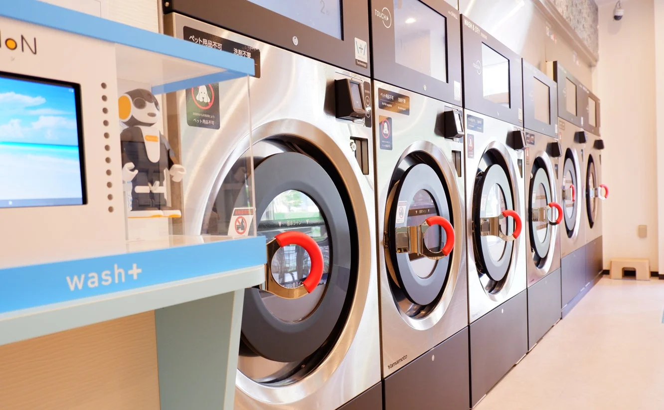 コインランドリーwash+の店内