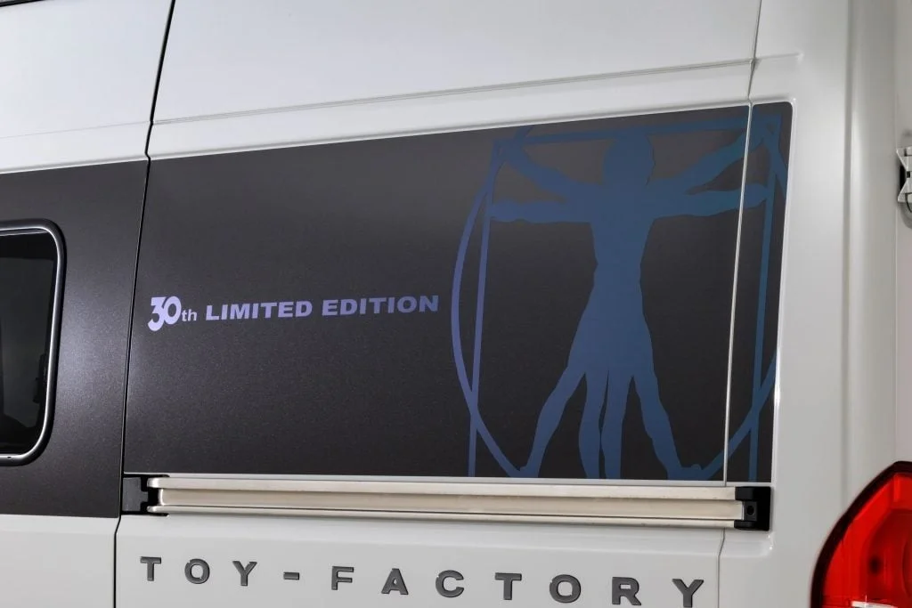 ウィトルウィウス的人体図のグラフィックが施された30周年記念限定モデルのバン