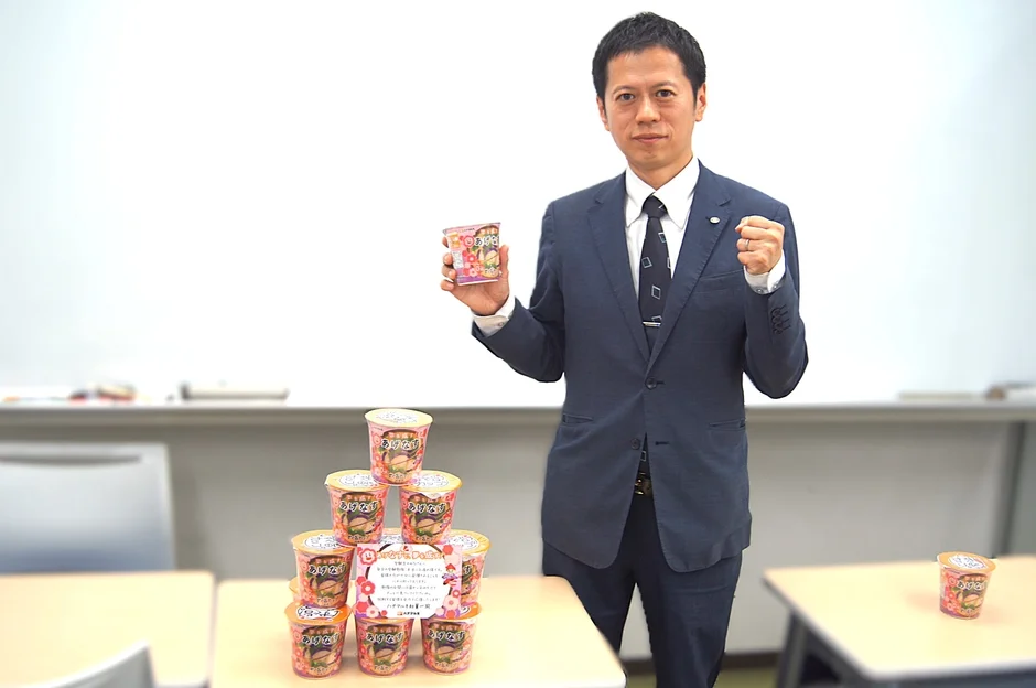 教室で合格祈願みそ汁を紹介する男性