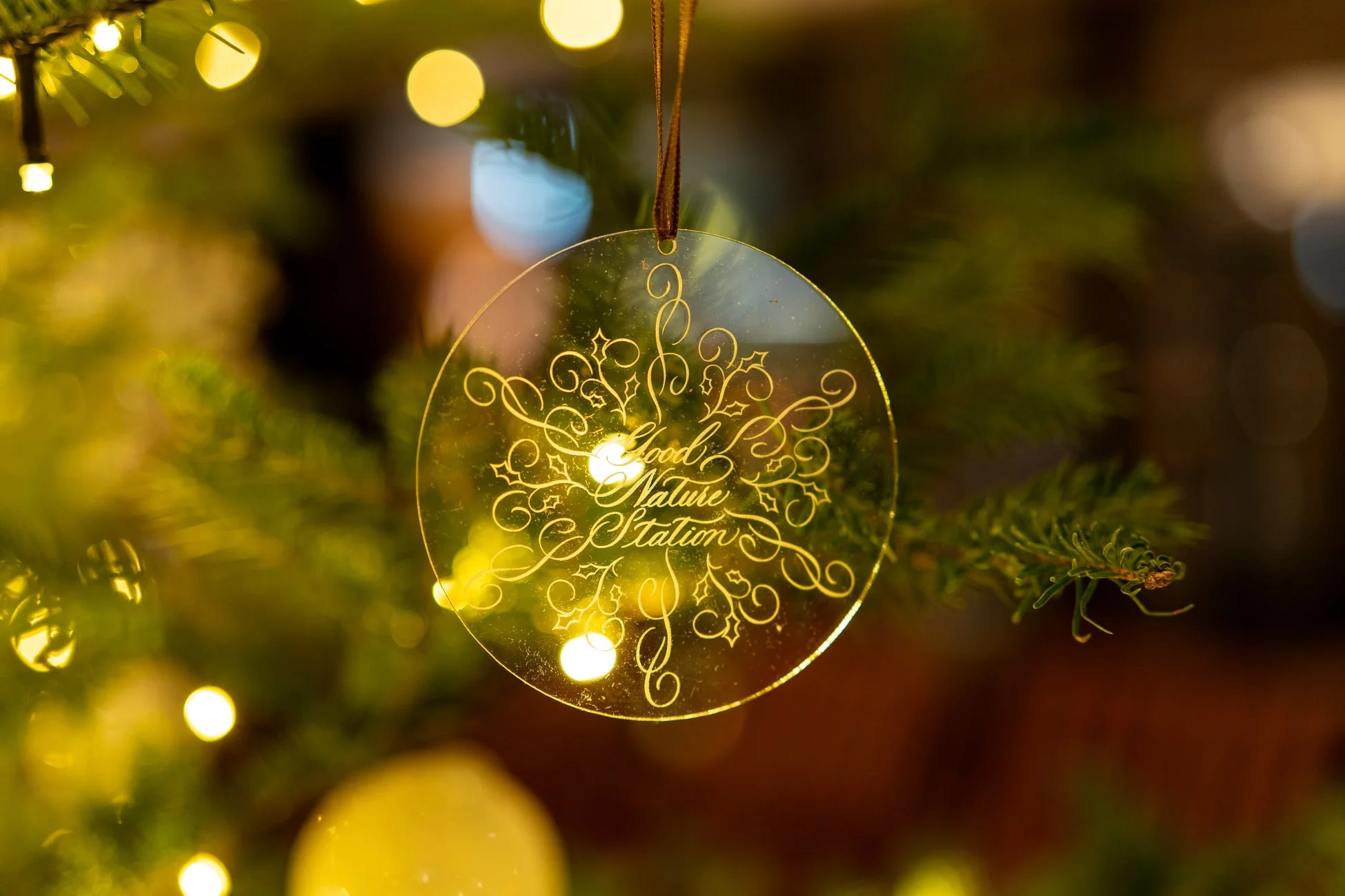 カリグラフィーオーナメントが飾られたクリスマスツリー