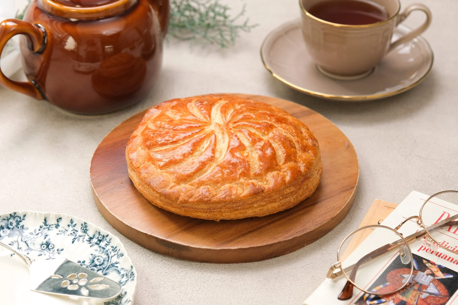 ガレットデロワ、パイ、デザート、ティータイム、紅茶、ティーポット、カップ、焼き菓子、木製ボード、眼鏡、本、食べ物、冬、お菓子