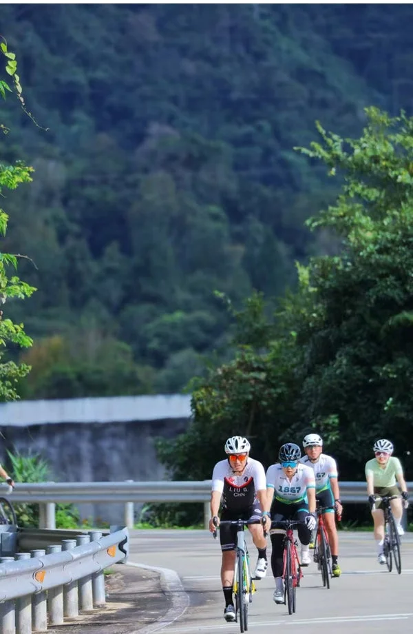 山道をサイクリングする人々