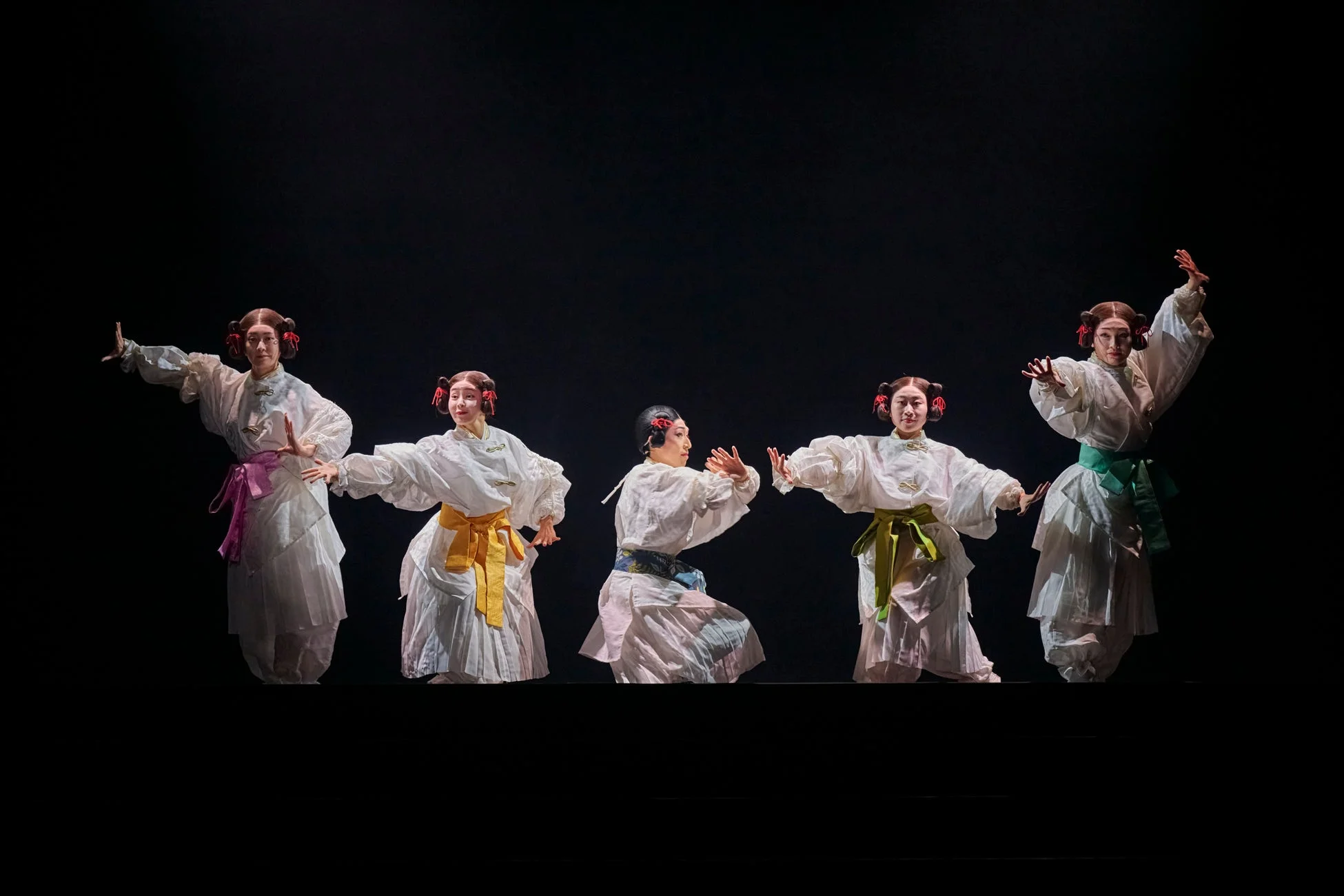 白い衣装の5人、舞踊