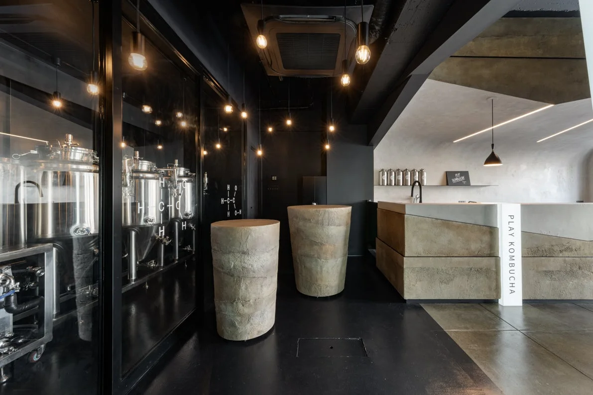 モダンでインダストリアルなデザインのコンブチャ醸造所またはカフェの内部