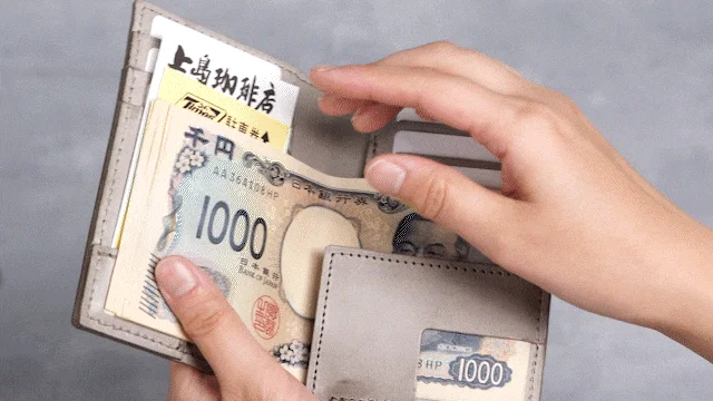 千円札を出す様子