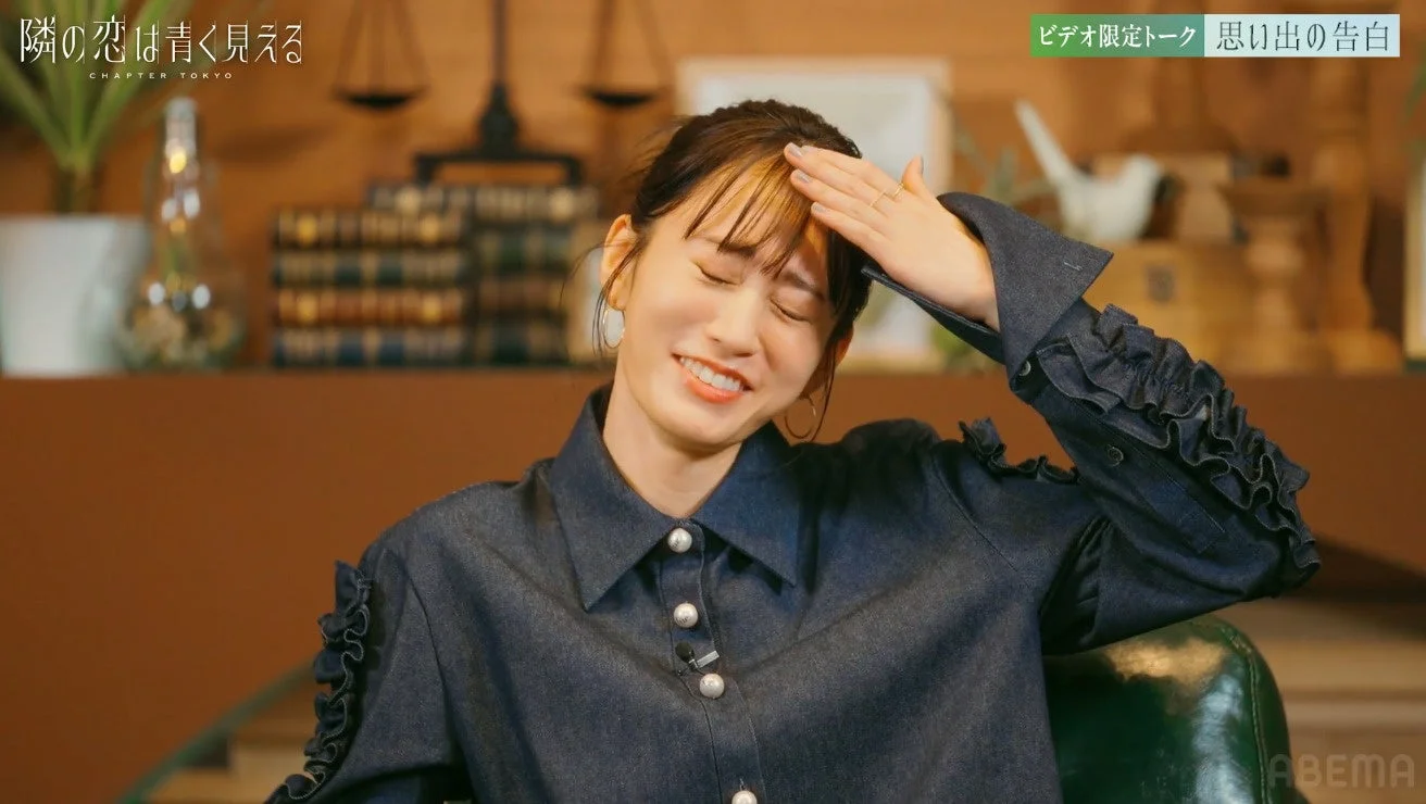 笑顔で笑う藤田ニコル