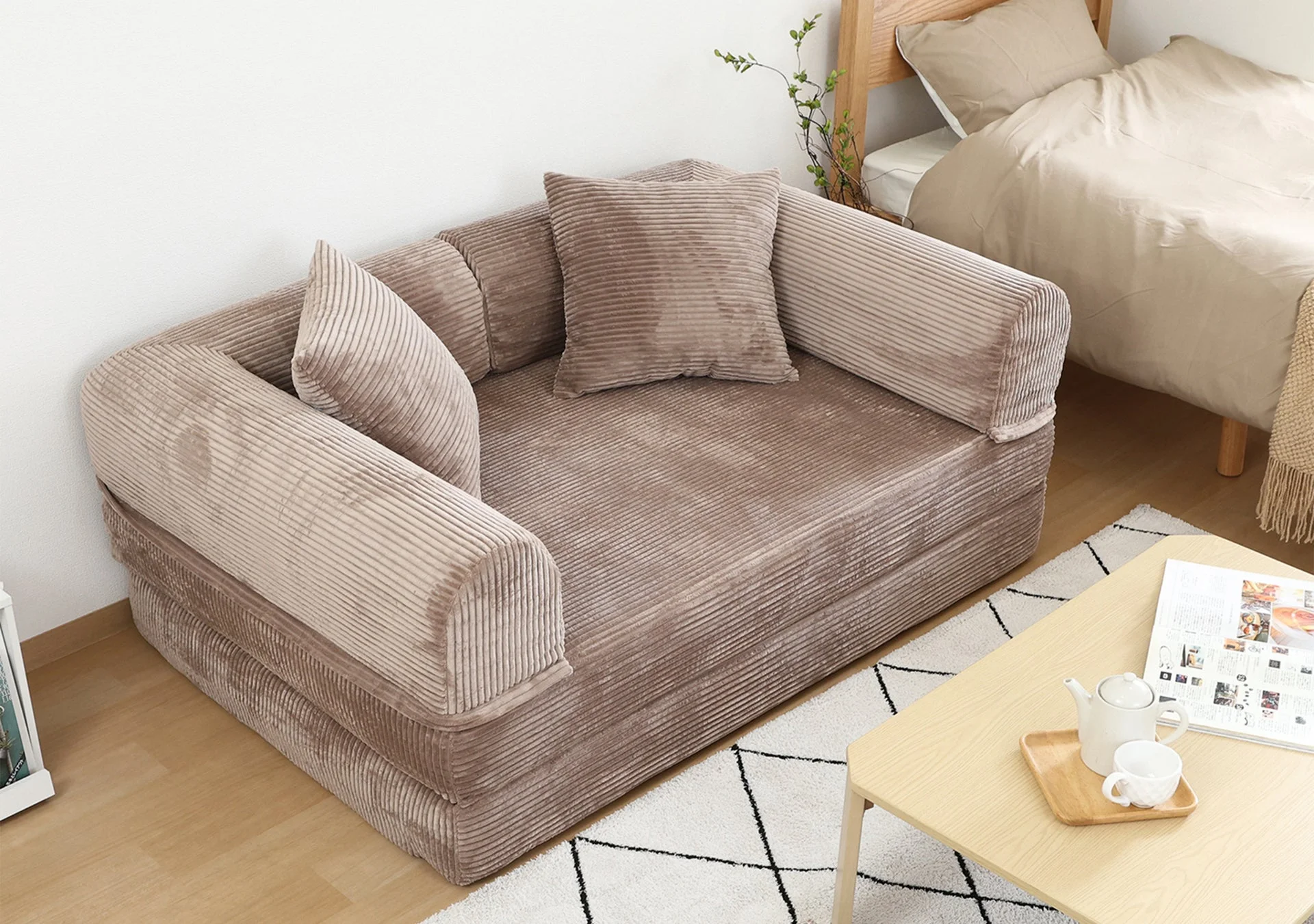 コンパクト設計のフロアソファ