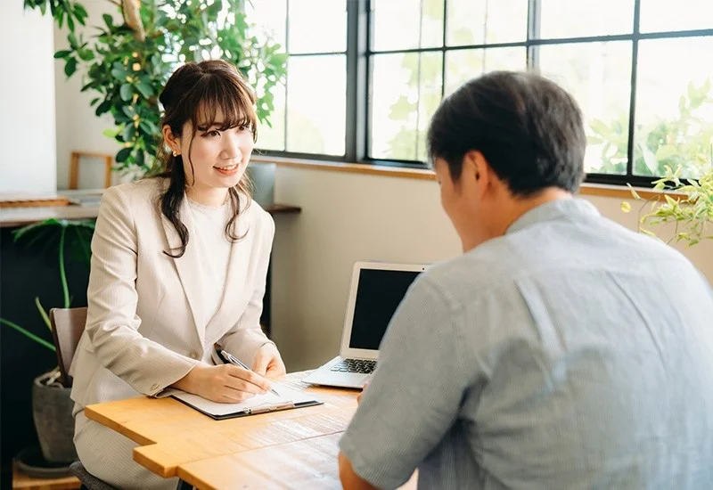 女性が男性と面談しているビジネスシーン