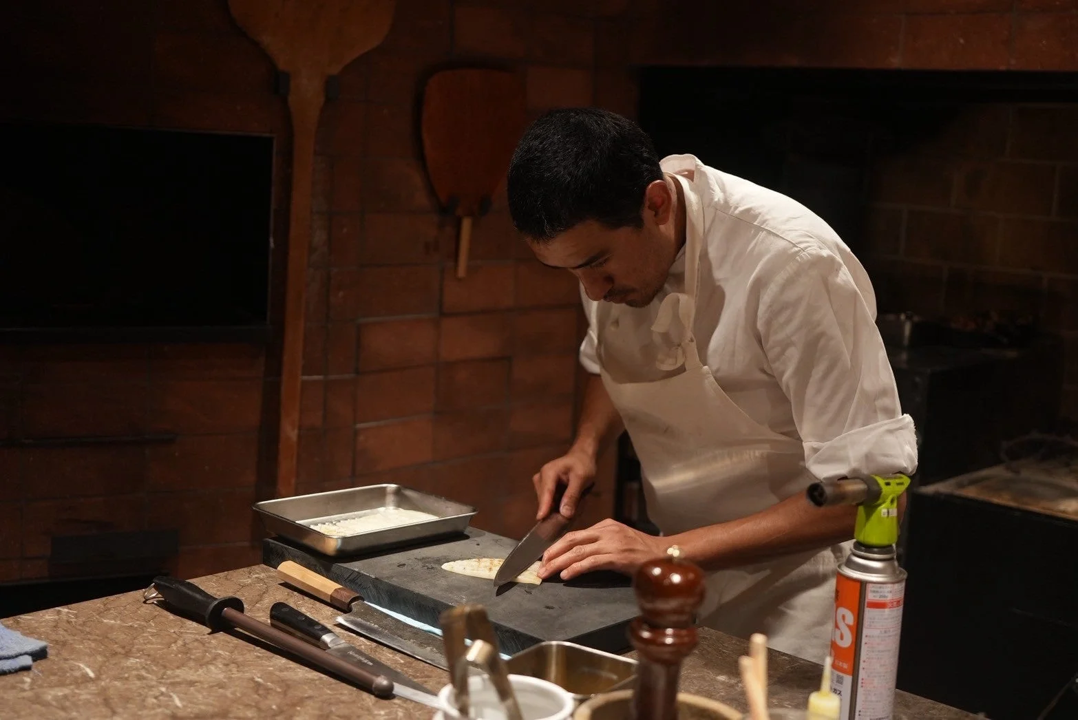 ヘソス氏の調理風景