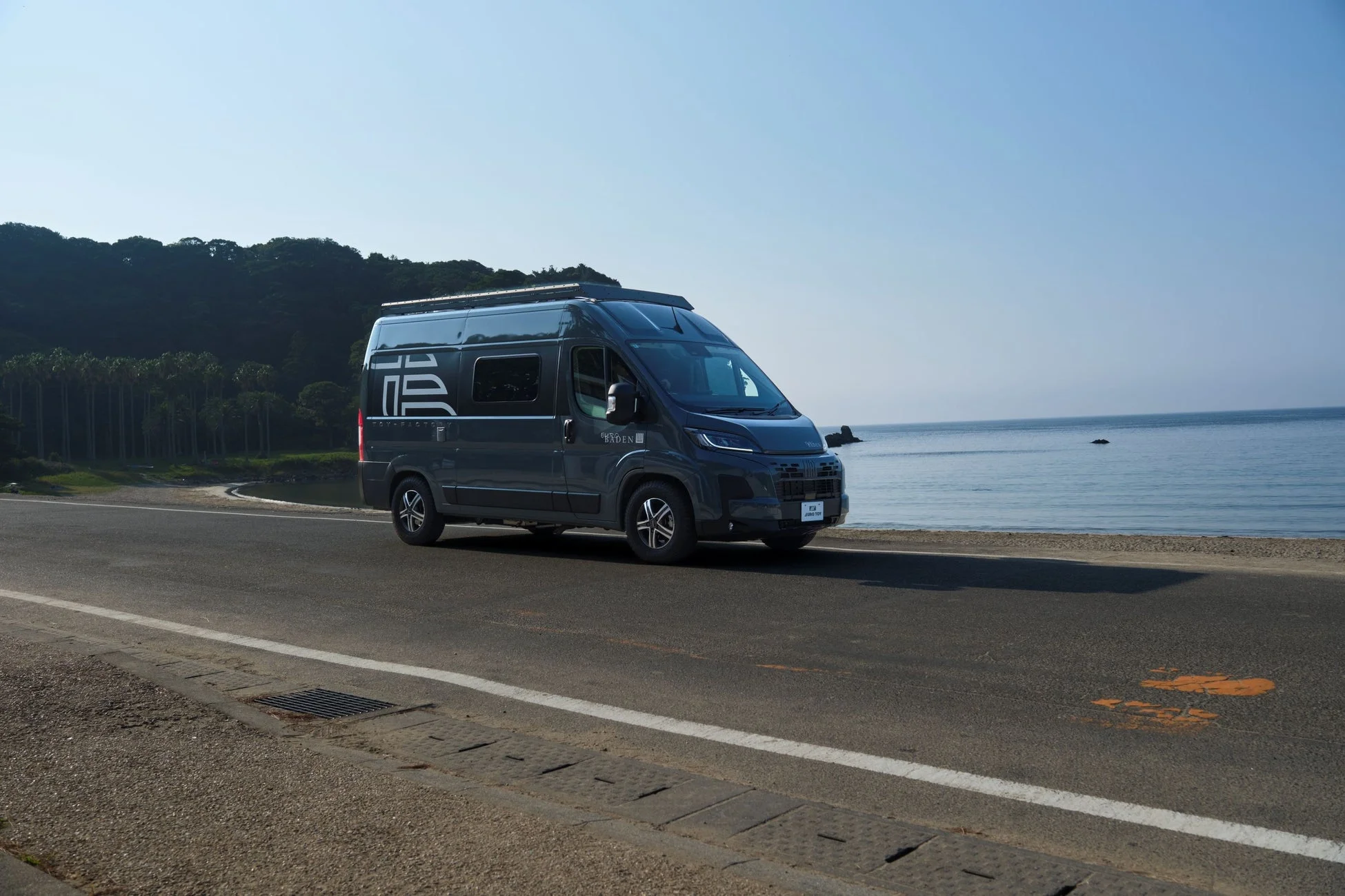 海沿いの道路に駐車されたキャンピングカー