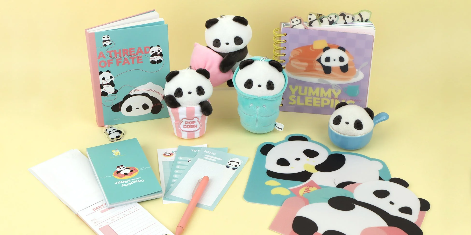 パンダキャラクターの文房具とぬいぐるみ