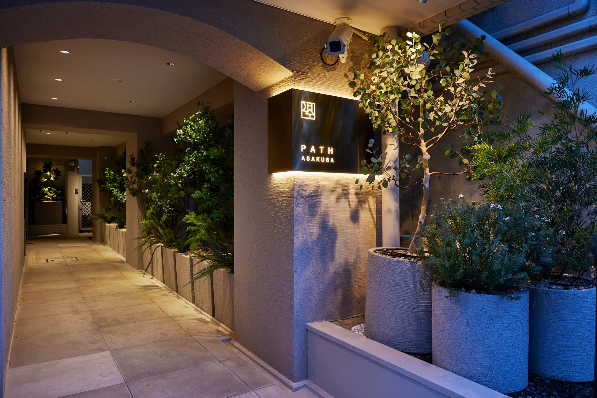 夜のエントランス