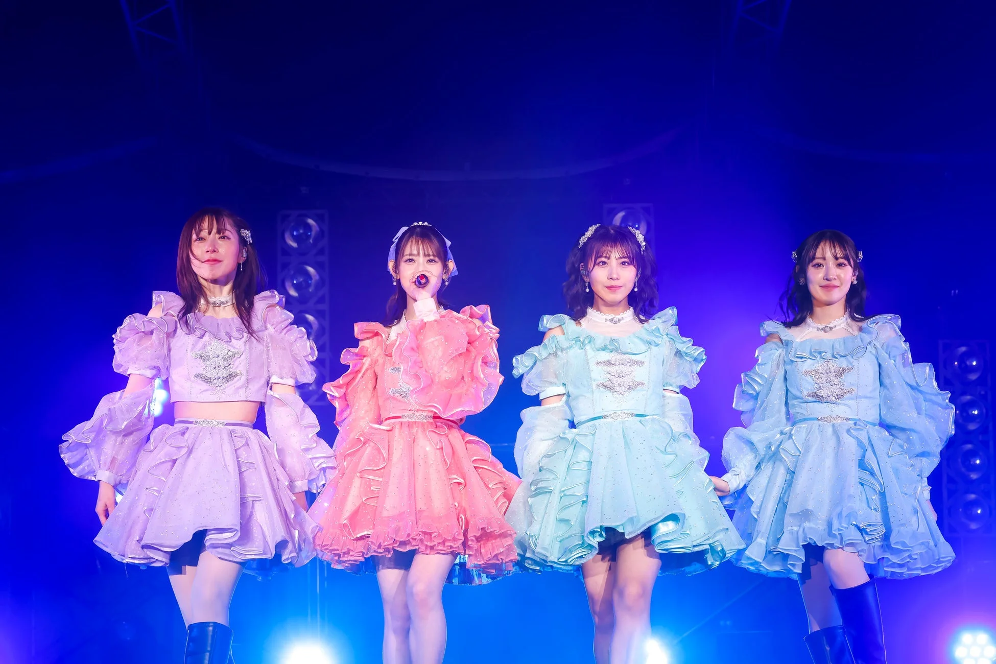 青い照明の中のパフォーマンス