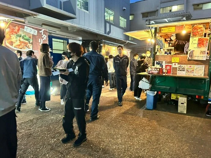 夜の屋外イベントで賑わうキッチンカー