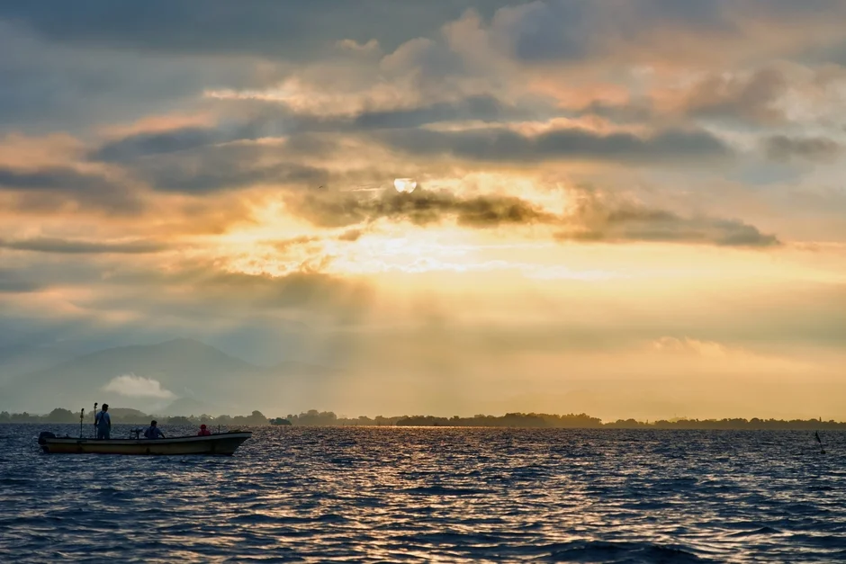 琵琶湖に沈む夕陽とボート