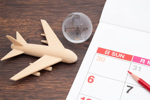 旅行計画をイメージさせる地球儀とカレンダー