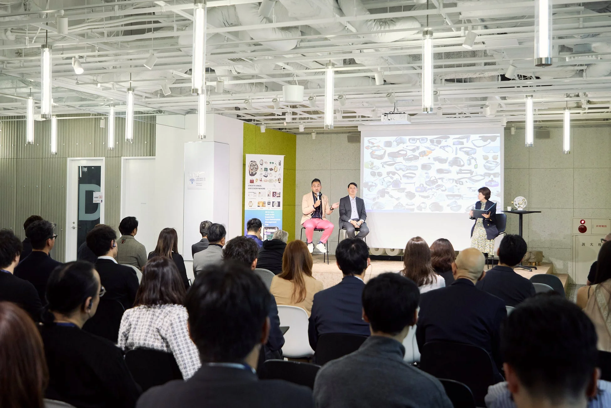 セミナーでプレゼンテーションを行う男性たち