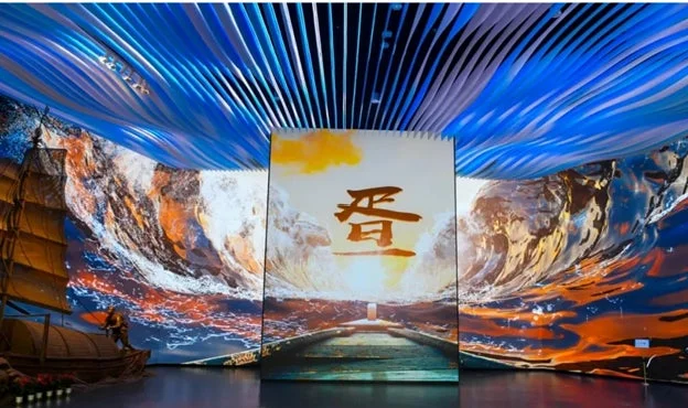 巨大スクリーンに映し出された没入型展示