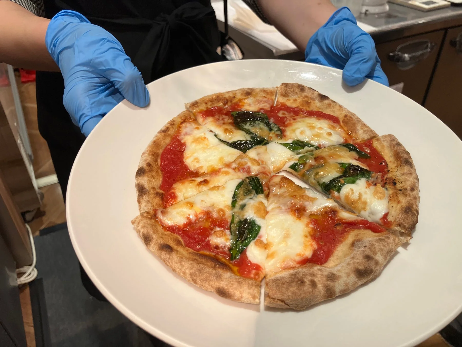 焼きたてのピザ