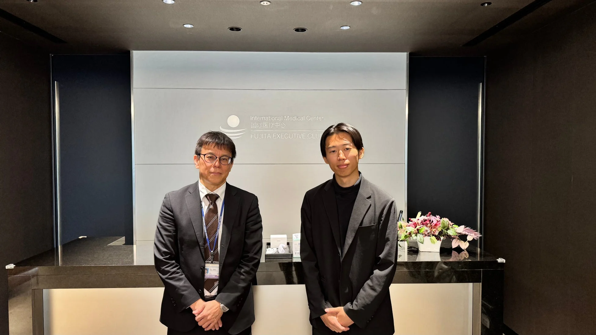 国際医療センターで話す男性二人