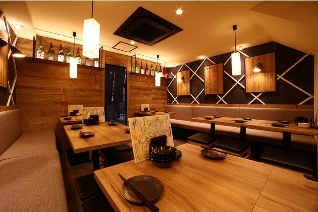 レストラン、居酒屋、店内、ダイニング、木目調、モダン、おしゃれ、落ち着いた雰囲気、テーブル席、和風、照明