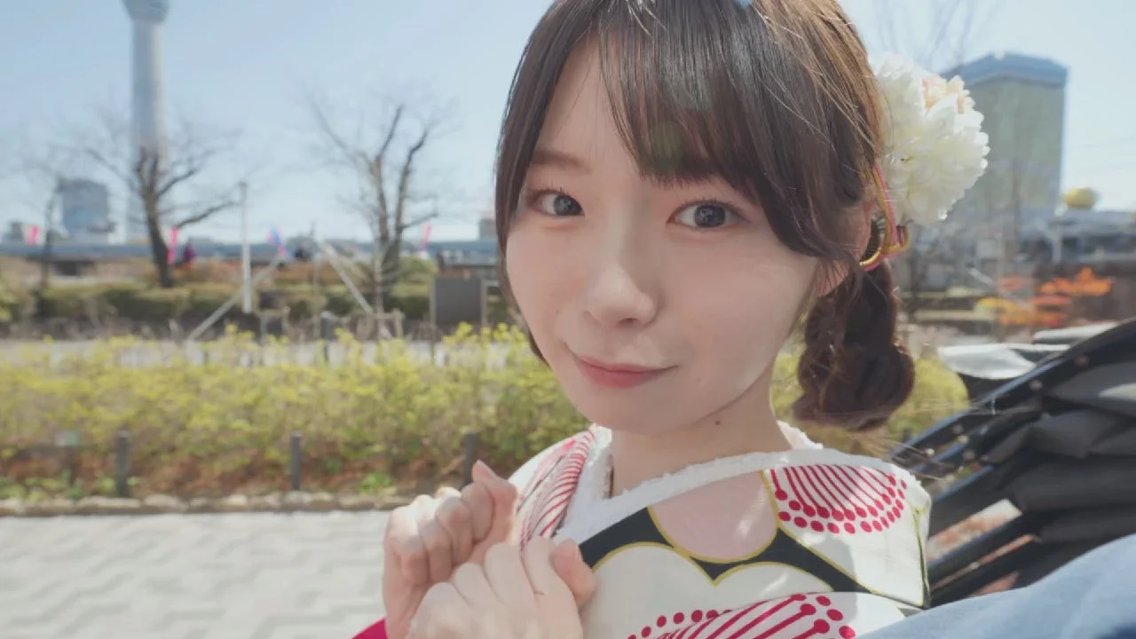 着物を着て微笑む女性