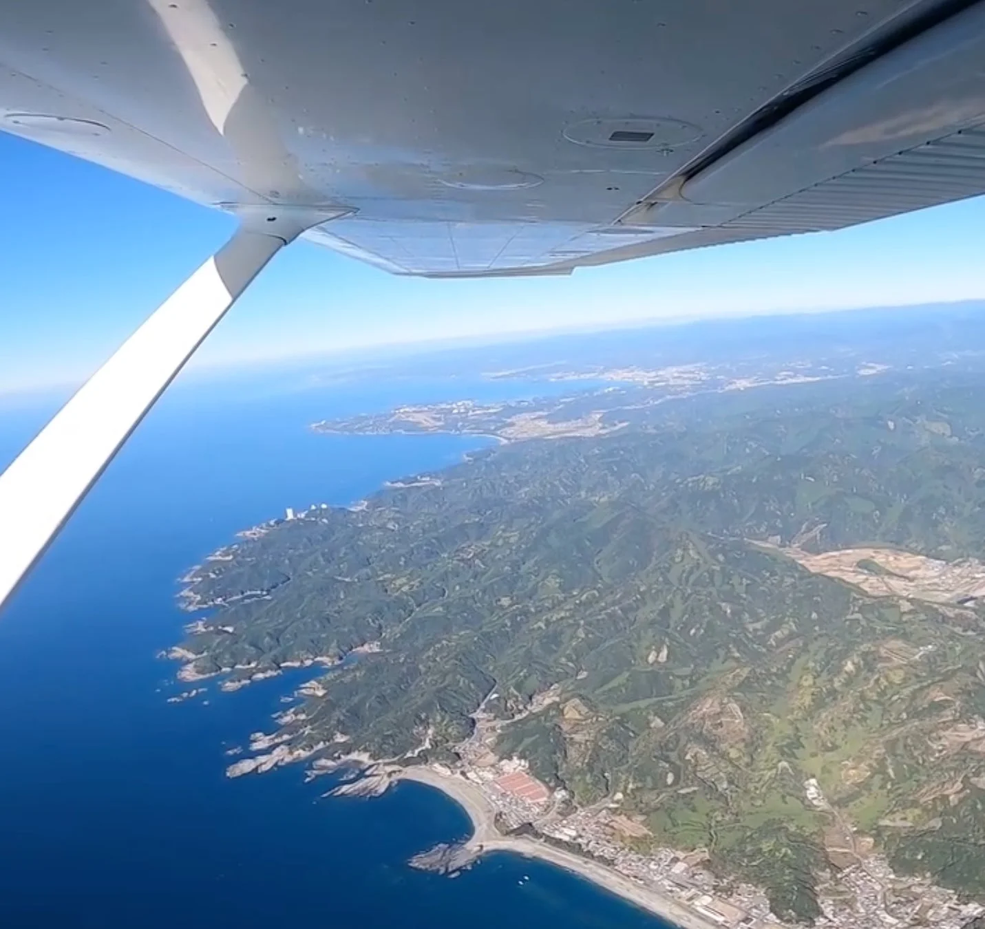 空撮,海岸線,海,山,飛行機,翼,ビーチ,風景,自然,晴天,リゾート,旅行