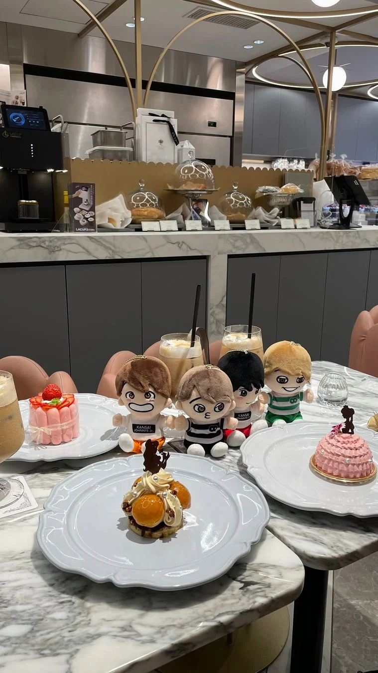 カフェでぬいぐるみを並べて楽しむ様子