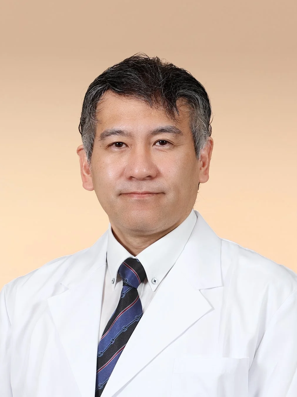 白衣を着た男性医師のポートレート