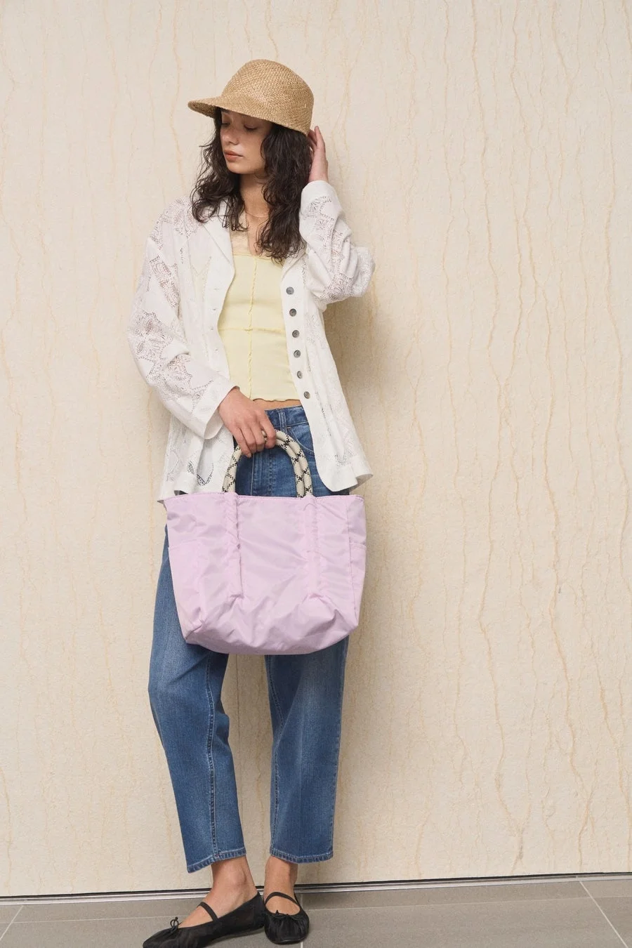 NOMADIS SAC2 W/16を持つ女性