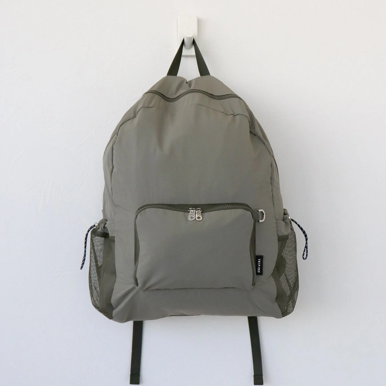 カーキ色のシンプルなリュックサック