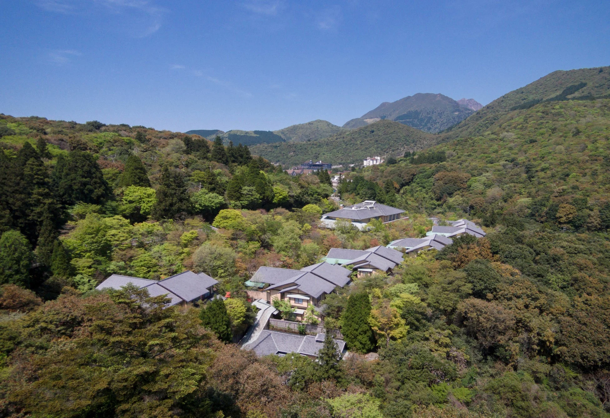 緑豊かな山間にある複数の日本家屋