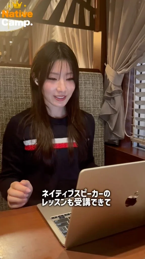 ノートパソコンでオンライン学習中の女性