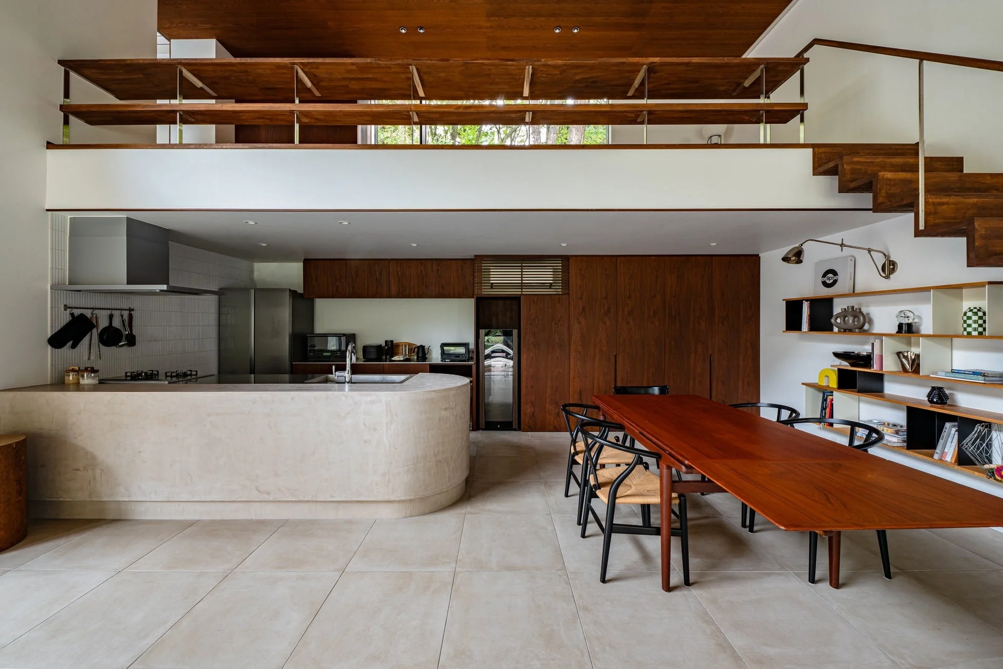 広々としたモダンな住宅のキッチンとダイニングスペース