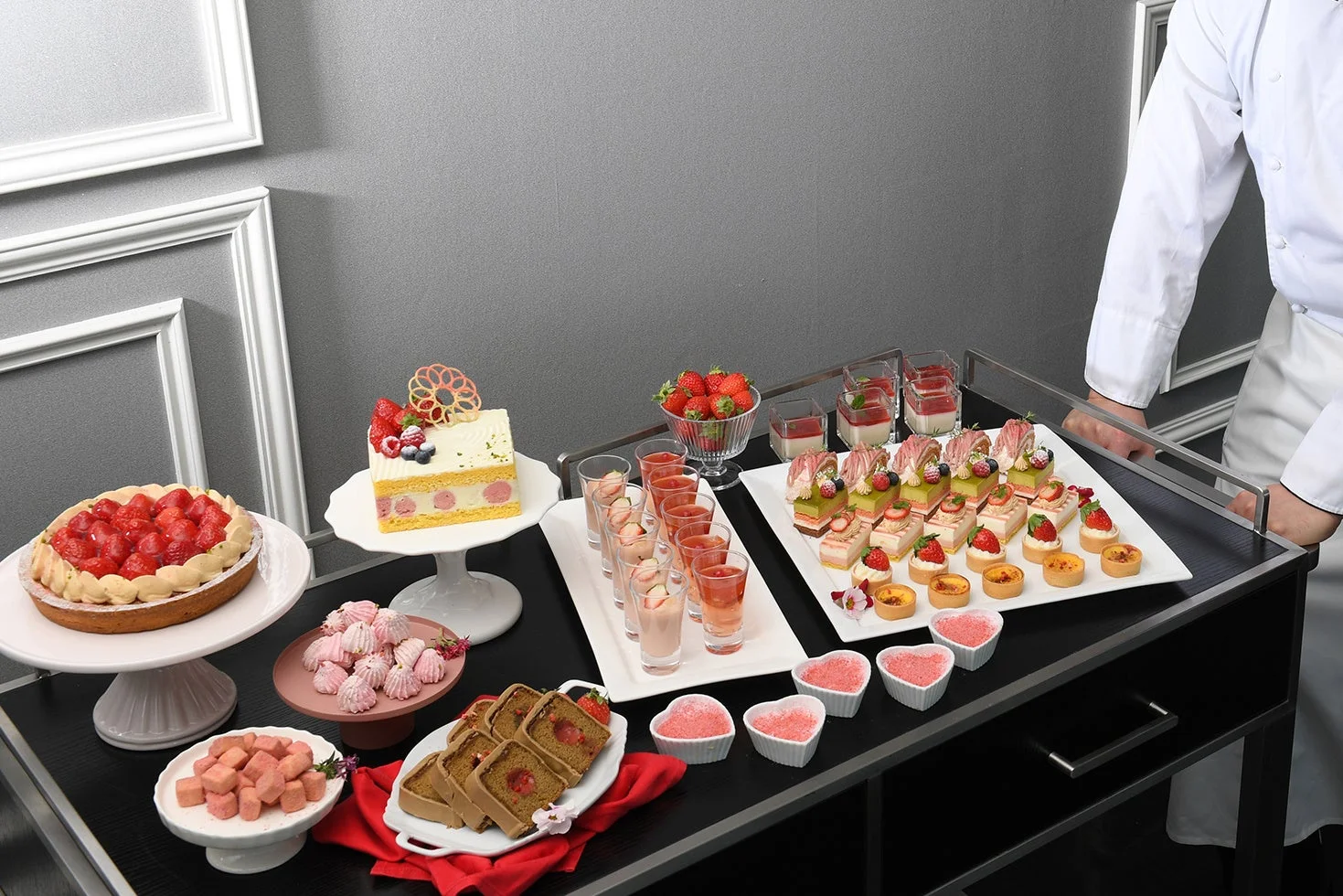 シェフとデザートテーブル