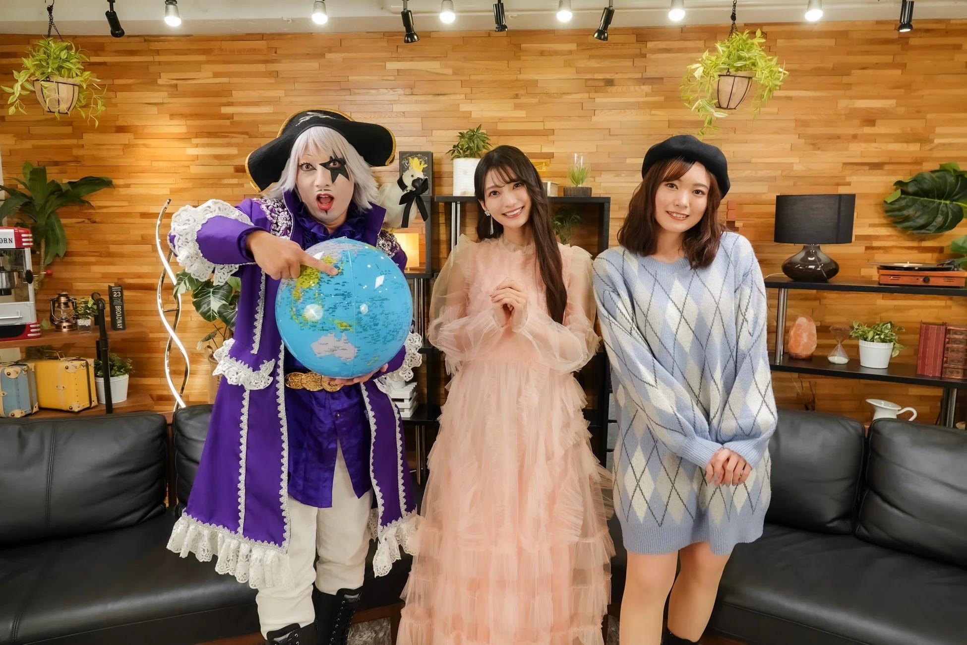 スタジオで笑顔でポーズをとるゴー☆ジャスさん、高野麻里佳さん、華成結さん