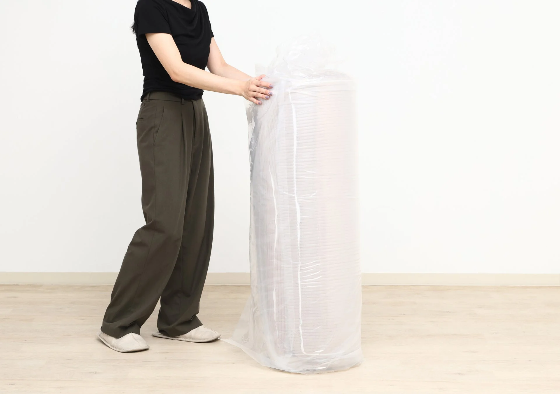 圧縮梱包されたソファと女性