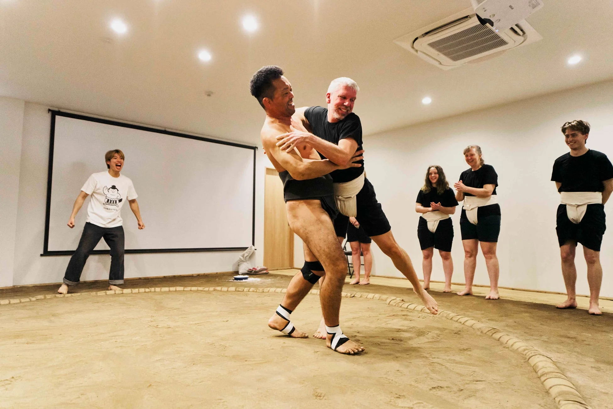 相撲体験を楽しむ外国人