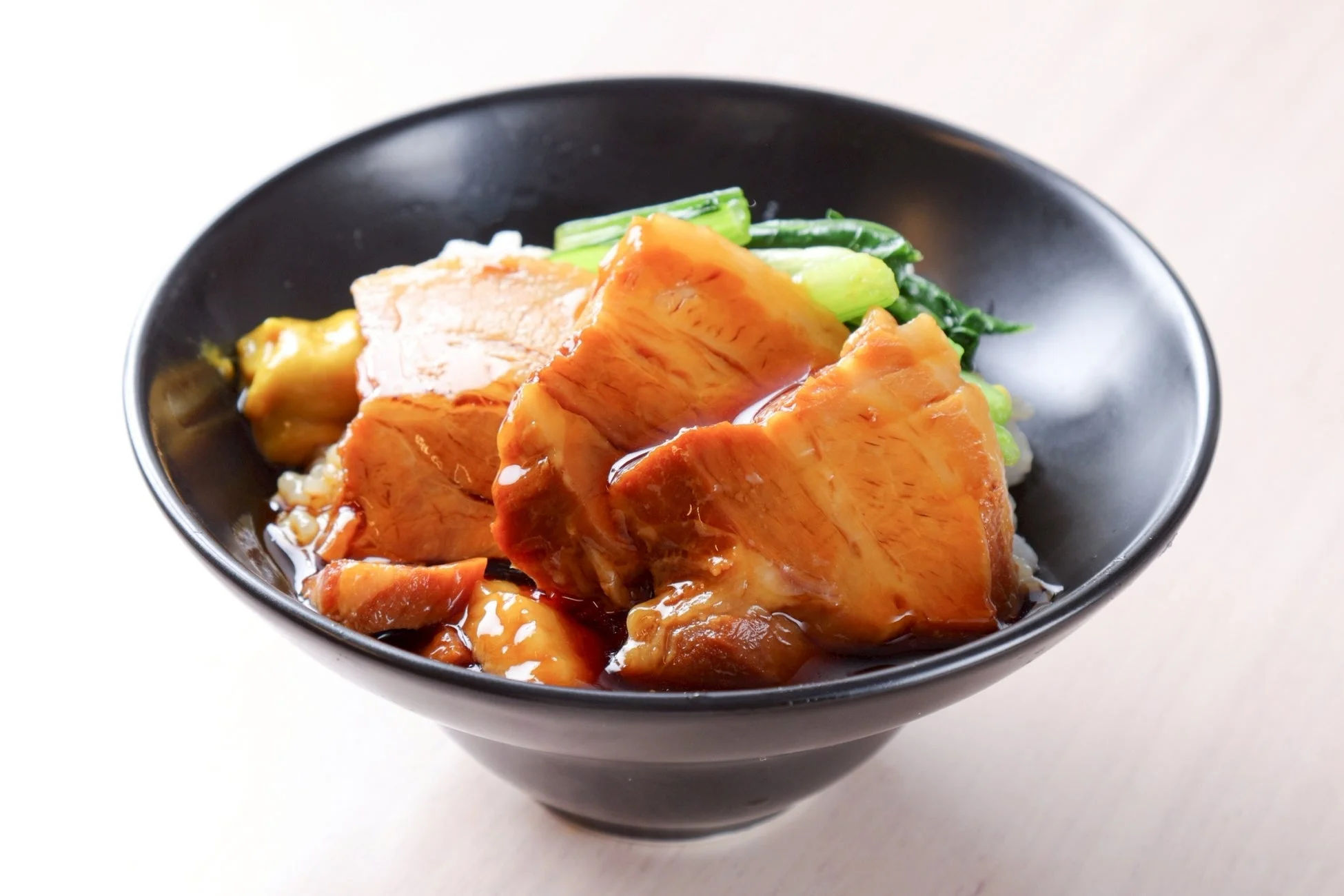 豚の角煮が乗ったどんぶり