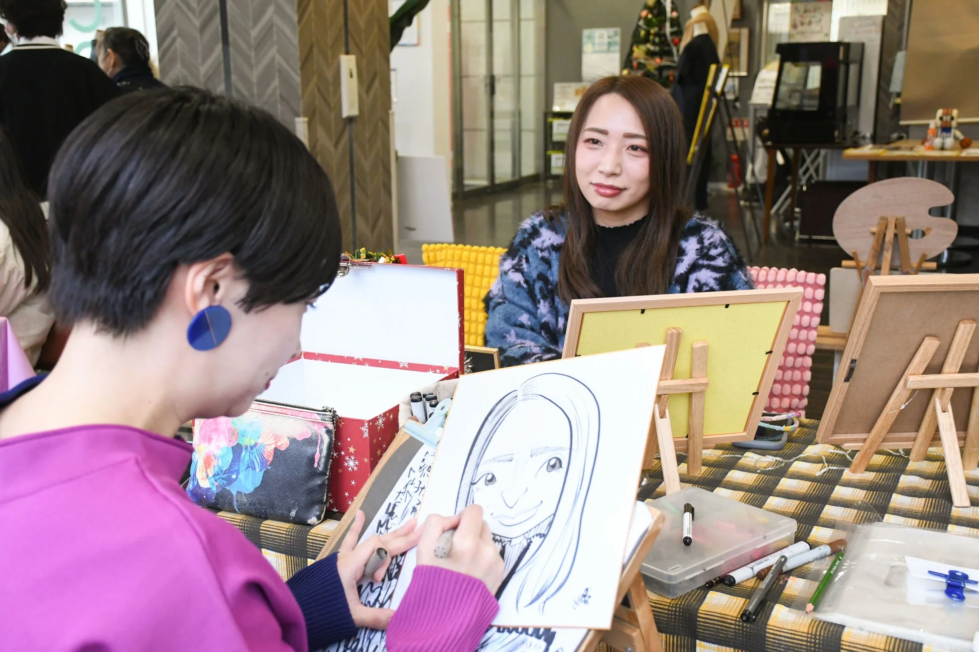 似顔絵を描く様子