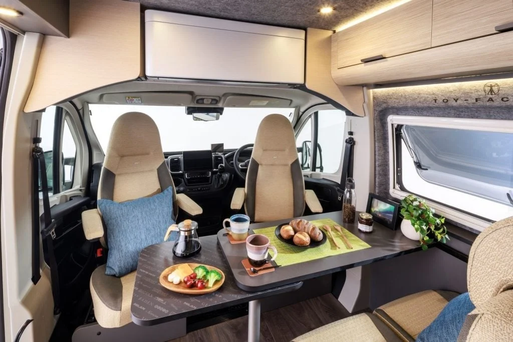 モダンで快適なキャンピングカーの車内ダイニングエリア